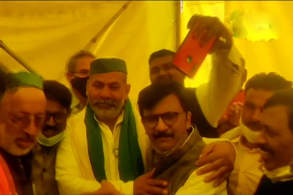 गाज़ीपुर बॉर्डर पहुंचे शिवसेना नेता संजय राउत, राकेश टिकैत से की मुलाकात, कहा- आंखों में आंसू देख नहीं रह सके