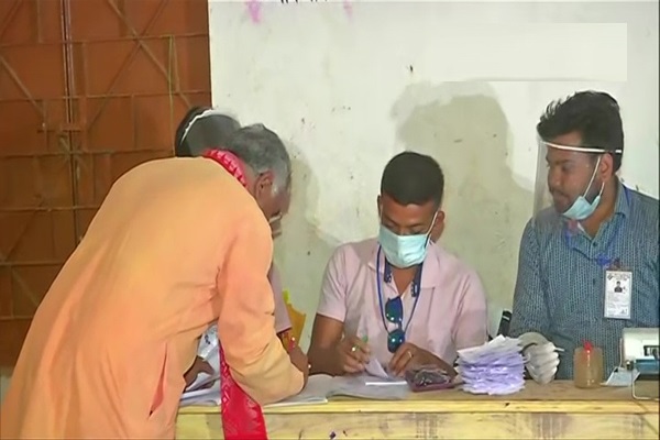 बंगाल के वोटर्स में भारी उत्साह, 3 बजे तक करीब 55 फीसदी मतदान- चुनाव आयोग
