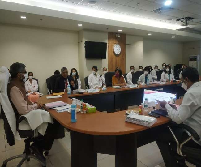 उत्तर प्रदेश के चाइल्ड पीजीआई में मुख्य सचिव ने बैठक के दौरान डॉक्टरों को लगाई फटकार