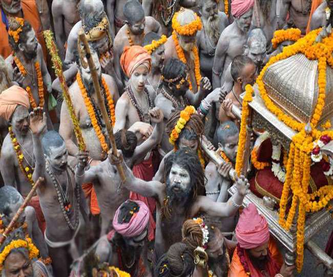 हरिद्वार कुंभ में पहुंचे नागा साधु, क्यों इतनी रहस्यमयी है इन बाबाओं की दुनिया