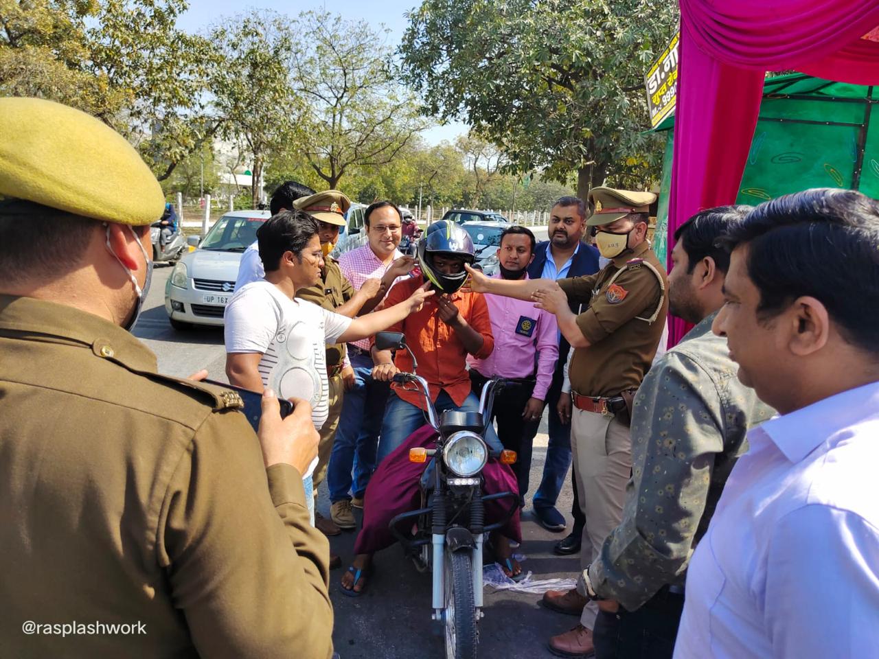 रोटरी क्लब ने चलाया यातायात जागरूकता अभियान