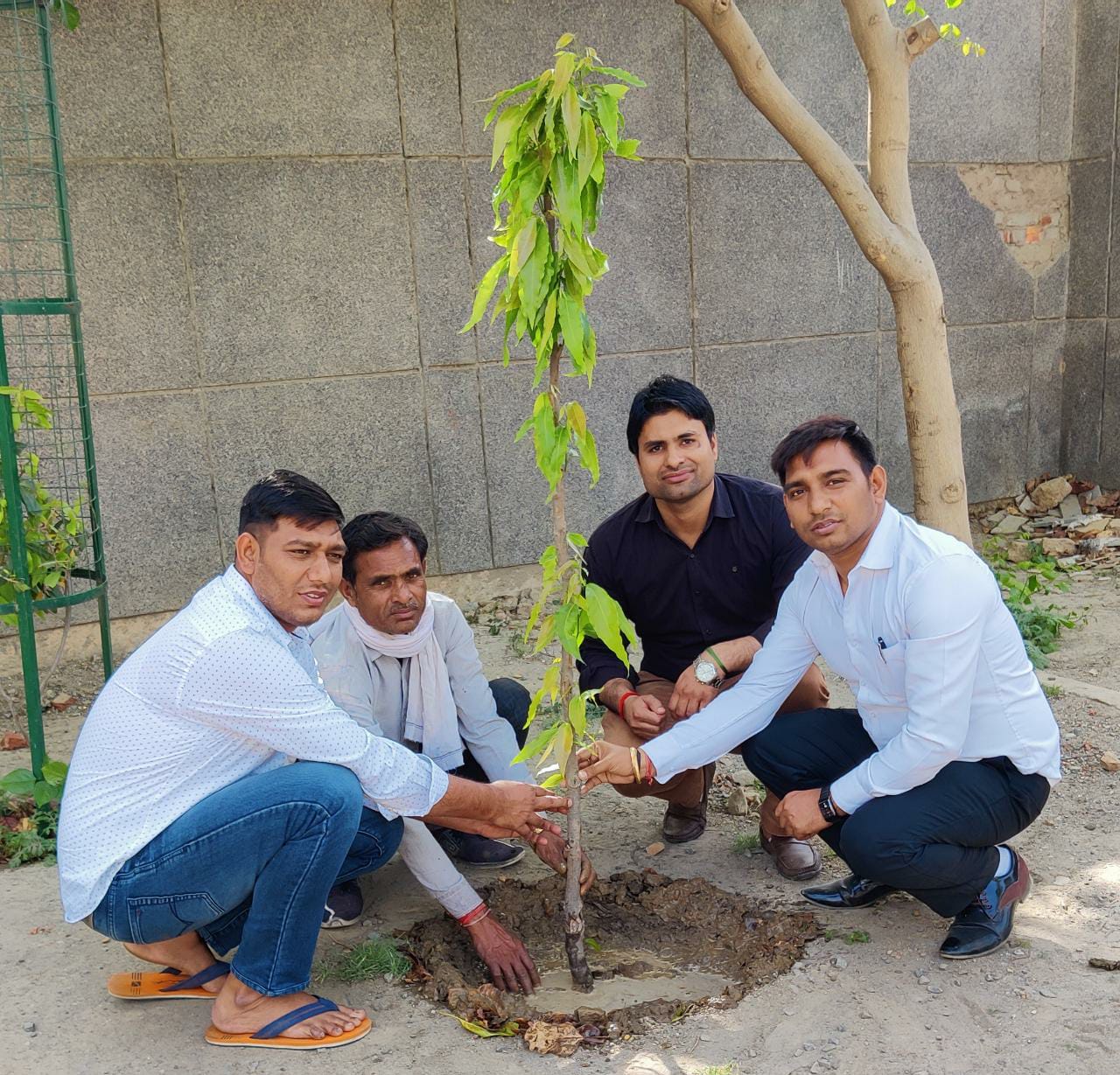 वृक्षारोपण कर अप्रैल फूल को बनाया अप्रैल कूल