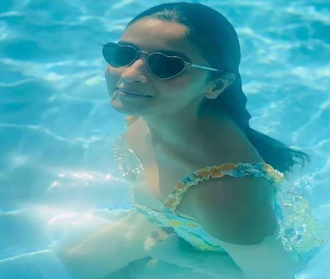 बॉलीवुड एक्ट्रेस आलिया भट्ट स्विमिंग पूल में चिल करती आई नजर, फिल्मफेयर ने शेयर की थ्रोबैक फोटो