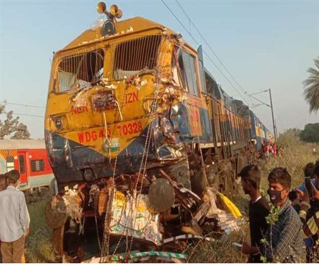 शाहजहांपुर में खुला था रेल फाटक... गुजर रही ट्रेन ने ट्रक और डीसीएम को मारी टक्कर... 5 की मौत