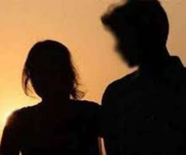 पति को घर से निकाल रहने लगी बॉयफ्रेंड के साथ 1 महीने बाद लौटे पति ने किया हंगामा
