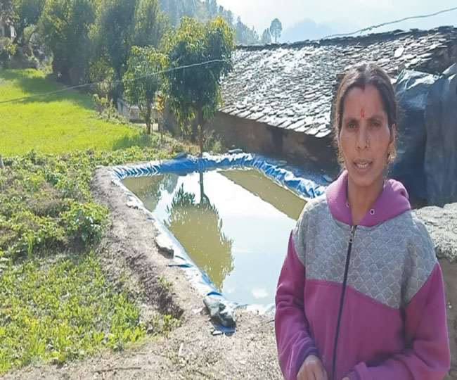 भड़कोट गांव की गंगा राणा वर्षा जल संचयन के लिए प्रेरित कर रही हैं ग्रामीणों को
