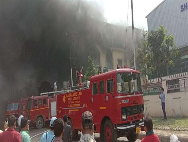 सिडकुल पंतनगर के फाइबर की कंपनी में भीषण आग लगी, 2 घंटे बाद भी आग पर काबू नहीं