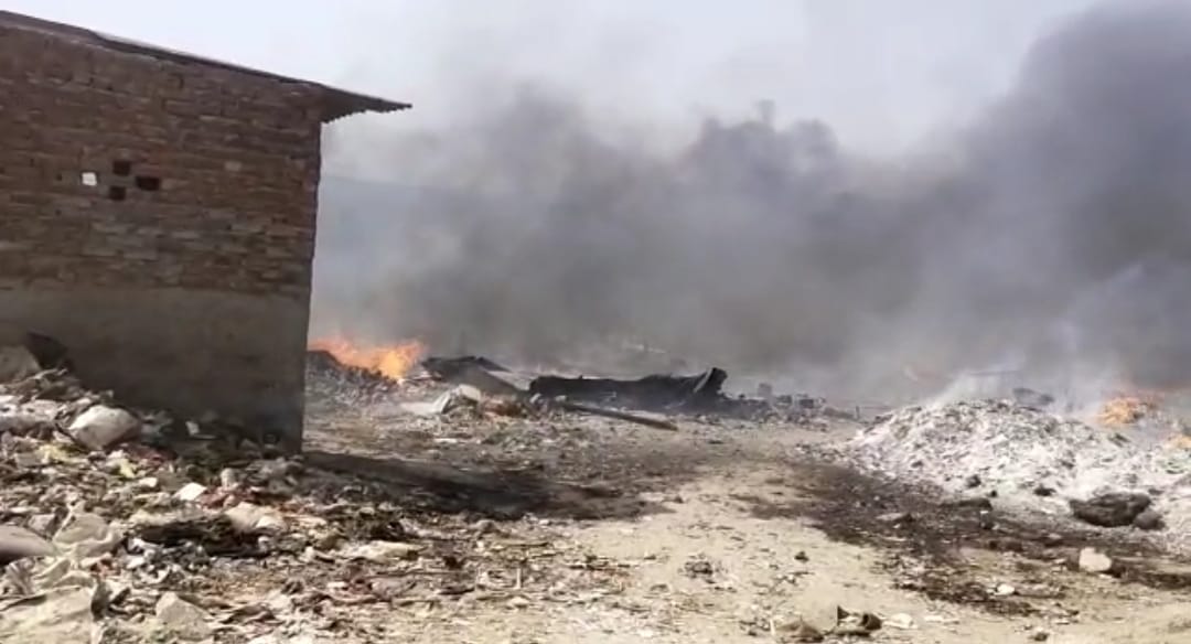 बहलोलपुर की झुग्गी झोपड़ियो में लगी भीषण आग, 150 झोपड़ियां जल कर खाक, दो बच्चों की मौत