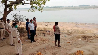 उन्नाव में गंगा नदी किनारे रेत में दबे शवों के मिलने से दहशत, जांच में जुटा प्रशासन