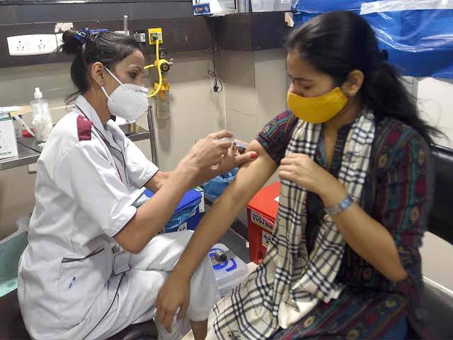 2 गज की दूरी साथ ही वैक्सीन बहुत जरूरी, भारतीय कोविड वैरिएंट टीका नहीं लेने वालों के लिए बेहद खतरनाक