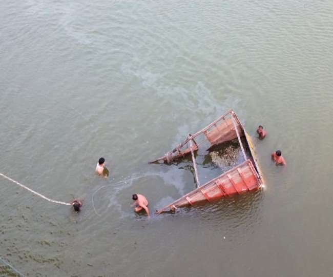 रेलिंग तोड़कर नदी में जा गिरा ट्रक, 2 SOG सिपाही और ड्राइवर की मौत, अभी नहीं मिले शव