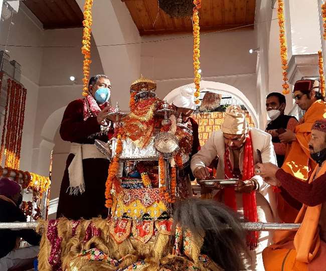 Gangotri Dham के कपाट खुले, प्रधानमंत्री मोदी के नाम की हुई पहली पूजा