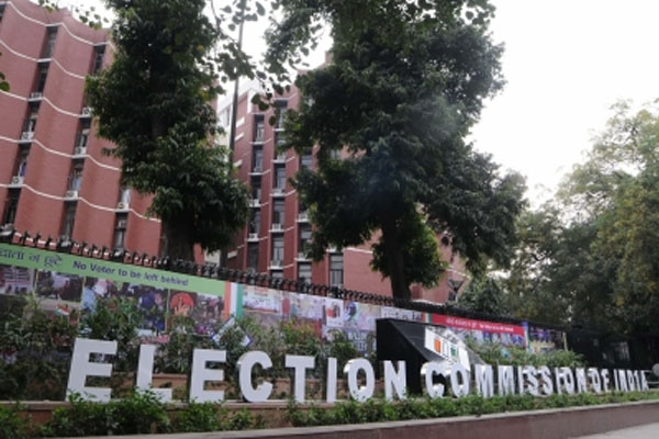 जीत का जश्न मना रहे लोगों पर चुनाव आयोग ने जताई नाराजगी, कहा-मामला दर्ज करें