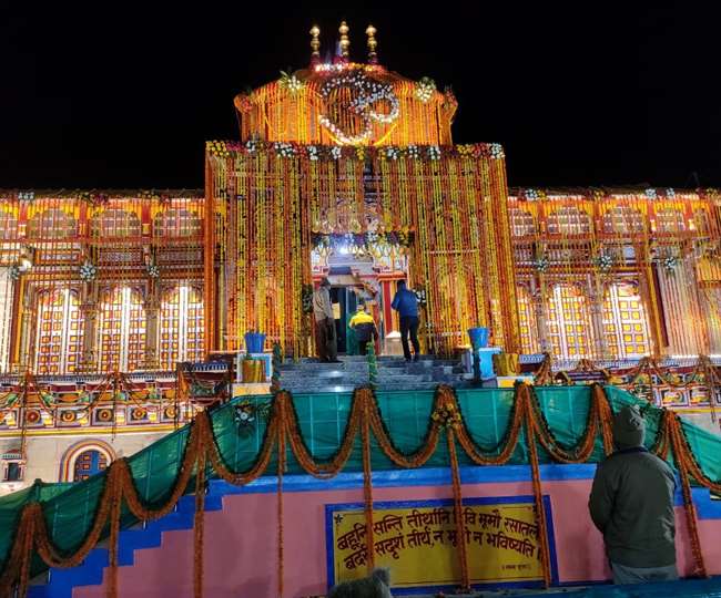 महामारी के बीच खुले बद्रीनाथ धाम के कपाट, प्रधानमंत्री मोदी के नाम से पहली पूजा