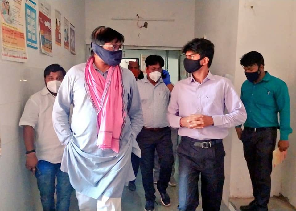 जेवर विधायक धीरेन्द्र सिंह संग जिलाधिकारी गौतमबुद्धनगर ने जेवर स्थित सामुदायिक स्वास्थ्य केंद्र का किया दौरा