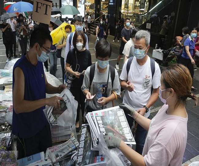 हांगकांग में एप्पल डेली अखबार के अंतिम संस्करण की प्रतियां हाथोंहाथ बिकीं