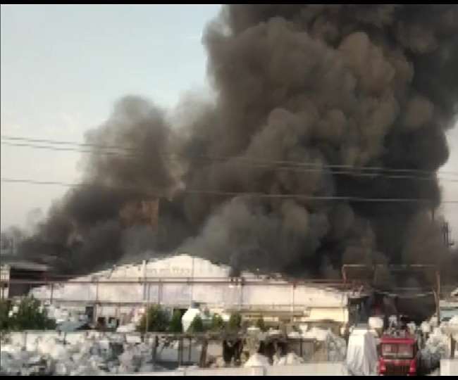 फाइबर धागा बनाने वाली फैक्टरी में लगी भीषण आग, करोड़ों का नुकसान