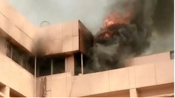 नोएडा सेक्टर-29 स्थित मेट्रो रेल के ऑफिस में भीषण आग