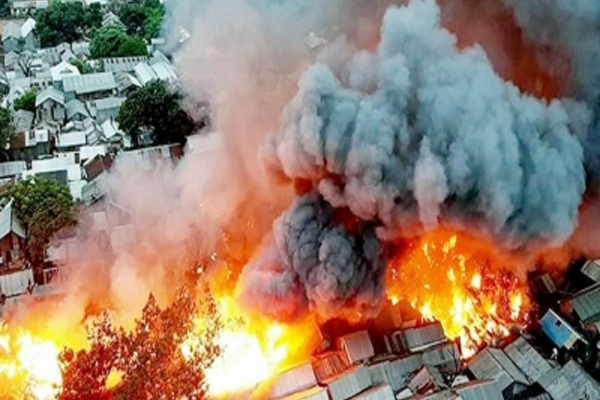बांग्लादेश के झुग्गी इलाके में लगी भीषण आग 100 झोपड़ियां हुईं नष्ट
