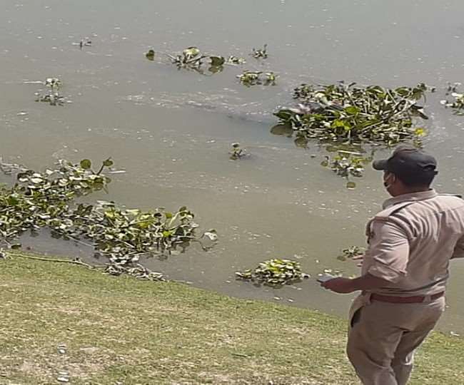 गंगा नदी में शवों के मिलने का सिलसिला नहीं थम रहा, रायबरेली में फिर मिले 5 शव