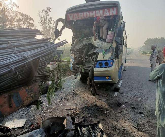 भयानक सडक हादसा : सरिया से भरे खड़े ट्रक में टकराई यूपी की टूरिस्ट बस, 2 लोगों की मौत