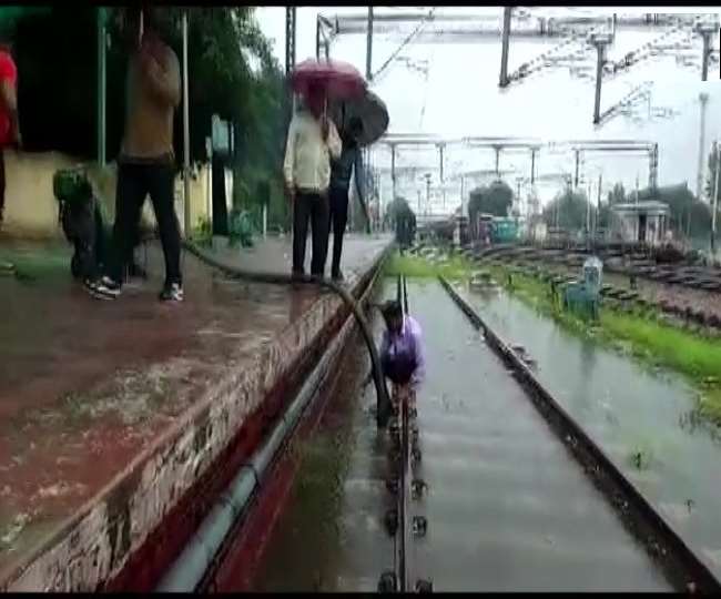 यूपी में भी मानसून हुआ एक्टिव, बारिश की वजह से मुरादाबाद में रेलवे ट्रैक पर भर गया पानी