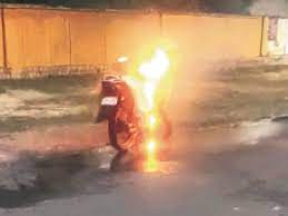 ईस्टर्न पेरिफेरल एक्सप्रेसवे से नीचे उतरते समय बाइक में अचानक लगी आग, बाइक सवार ने कूदकर बचाई जान