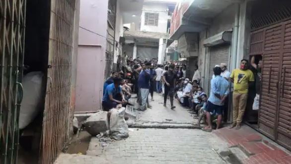 Ghaziabad में बदमाशों ने घर में जबरन घुसकर बरसाईं ताबड़तोड़ गोलियां, पिता और 2 बेटों की मौत