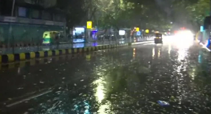 मुंबई में लगातार भारी बारिश से रफ्तार पर ब्रेक