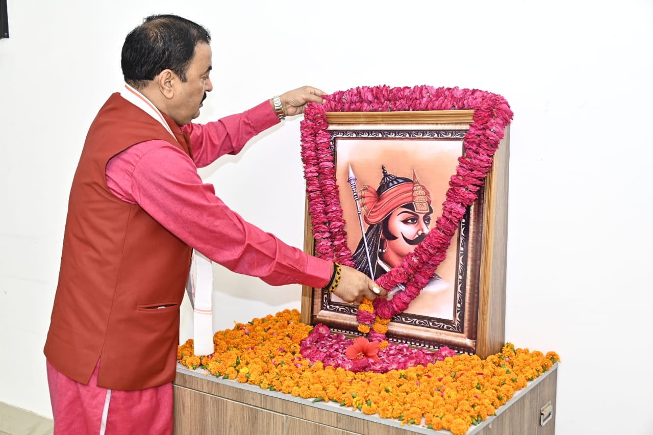उत्तर प्रदेश के उपमुख्यमंत्री श्री केशव प्रसाद मौर्य ने महाराणा प्रताप की जयंती पर  उनके चित्र पर माल्यार्पण कर श्रद्धा सुमन अर्पित किए