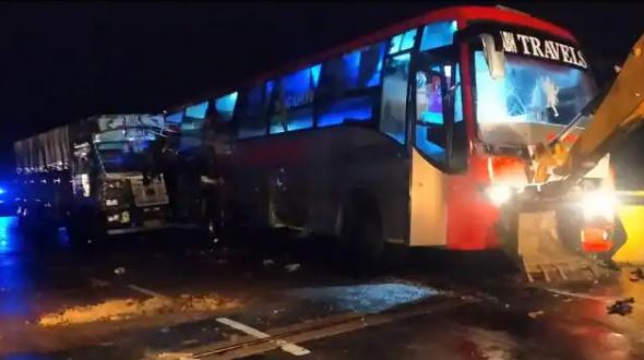 बाराबंकी में भीषण सड़क हादसा, खड़ी बस में ट्रक ने पीछे से मारी टक्कर, 18 लोगों की दर्दनाक मौत
