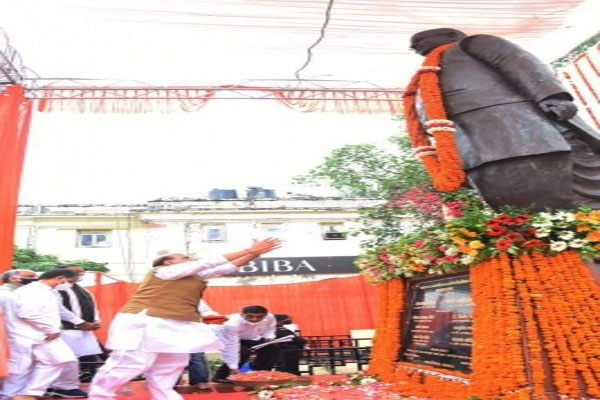 रक्षा मंत्री राजनाथ ने लालजी टंडन की प्रतिमा का किया लोकार्पण, 28 दिन में तैयार हुई साढ़े 12 फीट की कांस्य प्रतिमा