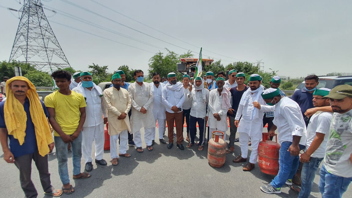 भारतीय किसान संगठन ने संयुक्त किसान मोर्चा के आवाह्न पर डीजल पेट्रोल व रसोई गैस के बढ़ते दामों को लेकर प्रधानमंत्री के नाम सौंपा ज्ञापन