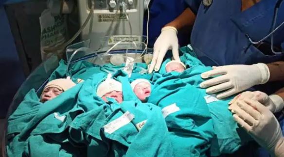 गाजियाबाद के अस्पताल में एक साथ गूंजी चार बच्चों की किलकारी, महिला ने तीन बेटे व एक बेटी को दिया जन्म