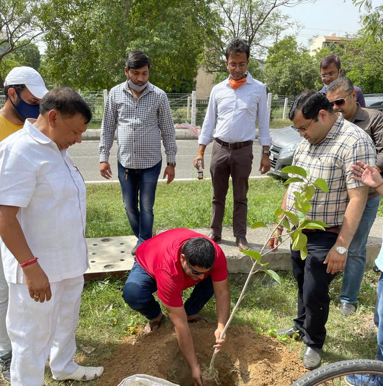 ग्रेनो में हजारों लोगों को खेतों की जमीन पर फ्लैट का सपना दिखाकर 20 बिल्डर करोड़ों रुपये लेकर फरार, पढ़ें पूरी लिस्ट