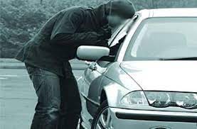 इनोवा कार चोरी कर चोर भागते चोरों पर चौकी इंचार्ज के शक होने पर टायर में गोली मारकर रुकवाई