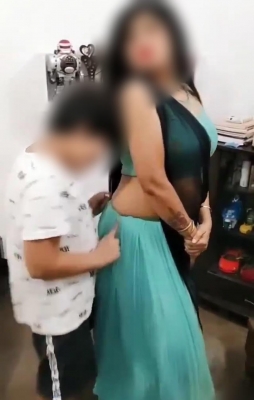 अपने ही नाबालिग बेटे के साथ महिला के अश्लील डांस का वीडियो हुआ वायरल, DCW ने पुलिस को FIR करने के लिए दी चेतावनी