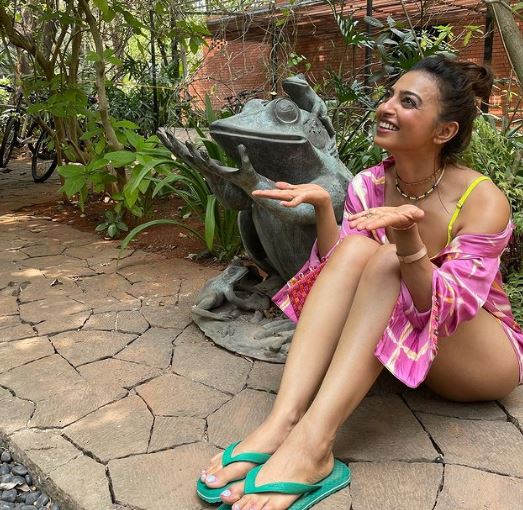 Radhika Apte ने फोटो शेयर कर खुद को बताया मेंढक, यूजर ने पूछा- कहां है पैंट?