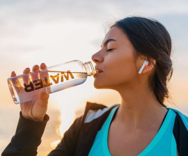 नियमित रूप से पानी पीने के 5 फायदे जो आपकी त्वचा को हाइड्रेट रखने के साथ वजन करता है कंट्रोल