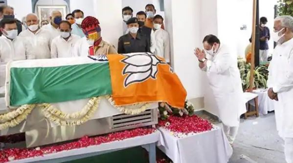 कल्याण सिंह के पार्थिव शरीर पर तिरंगे के ऊपर BJP का झंडा, कांग्रेस-TMC ने जताई आपत्ति
