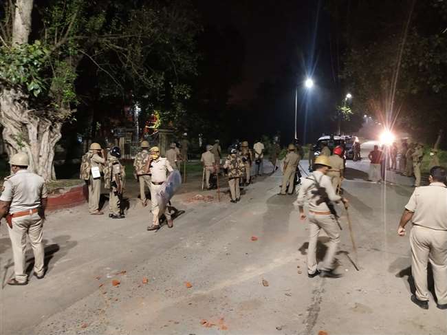 बीएचयू में बवाल: देर रात राजाराम और बिड़ला हॉस्टल के छात्रों के बीच पत्थरबाजी और फायरिंग, चौकी इंचार्ज चोटिल