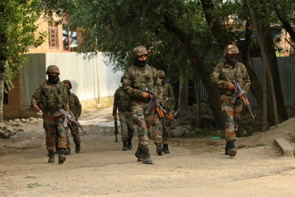जम्मू-कश्मीर में मुठभेड़ में सेना का अधिकारी शहीद, दो आतंकवादी ढेर