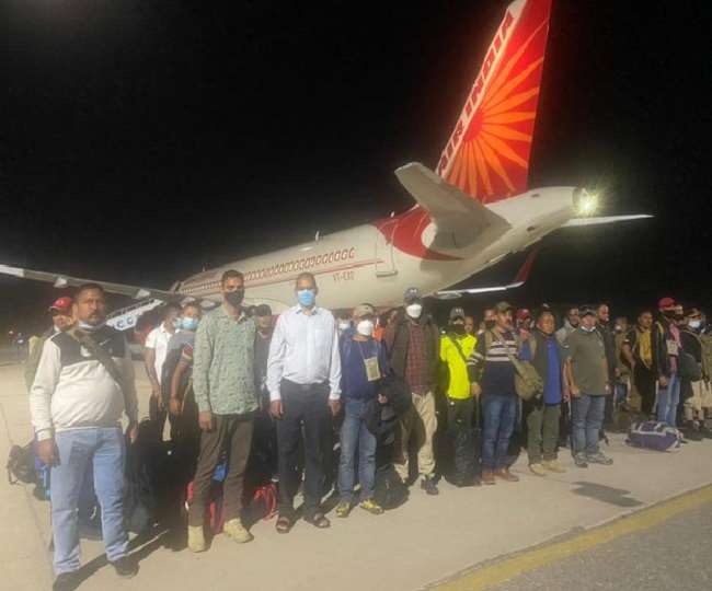 87 भारतीयों संग ताजिकिस्तान से दिल्ली रवाना हुआ एयर इंडिया का विमान, भारत माता की जय के नारों से गूंजा विमान