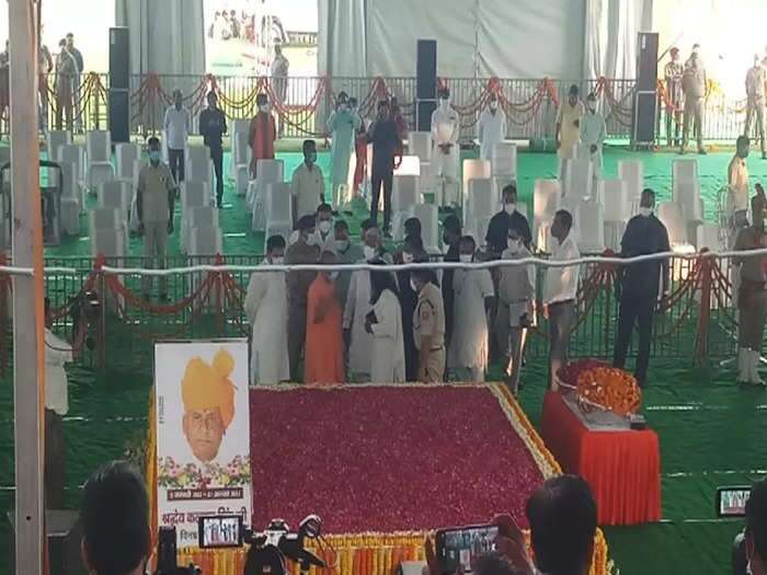 कल्याण सिंह की पार्थिव देह लेकर अलीगढ़ पहुंचे CM योगी, अंतिम दर्शन को उमड़ा जनसैलाब