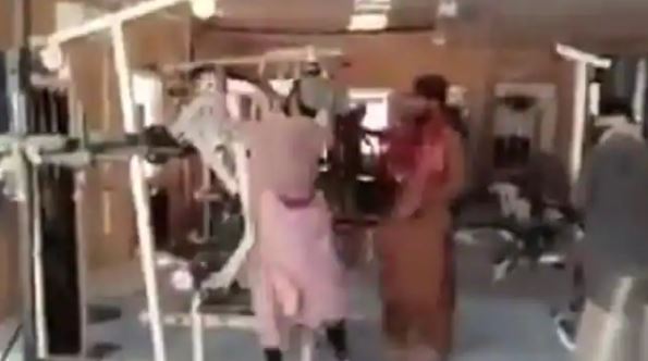 काबुल पर कब्जा करने के बाद बॉडी बनाने में बिजी तालिबानी आतंकी, Gym में वर्कआउट करते वीडियो वायरल