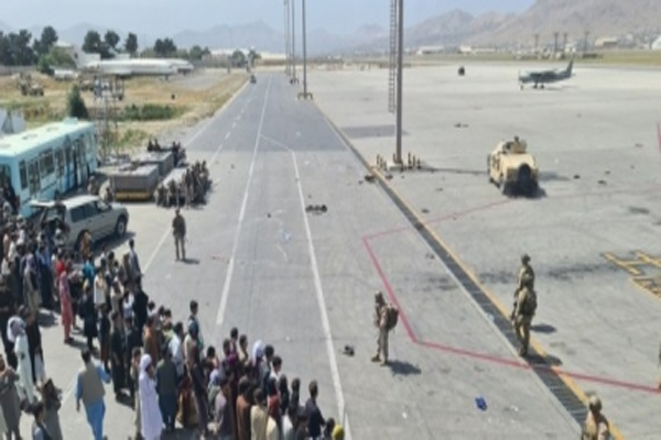 काबुल हवाईअड्डे पर आतंकी हमले का खतरा, अमेरिकी नागरिकों को हवाईअड्डे से दूर रहने की चेतावनी