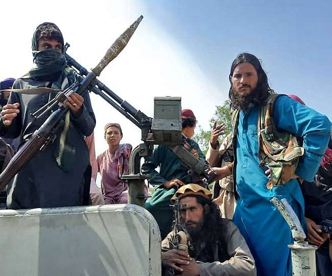 अफगान सरकार ने तालिबान के आगे घुटने टेके, शांति से सत्‍ता सौंपने की राष्ट्रपति भवन में चल रही तैयारी