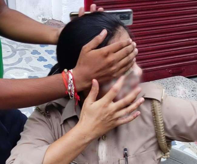 महिला सिपाही ने किया छेड़खानी का विरोध तो डंडा मारकर फोड़ा सिर