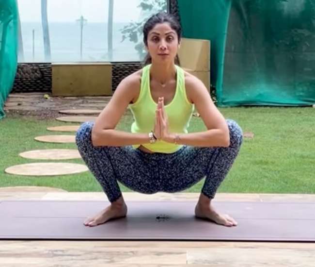 घर के गार्डन में Shilpa Shetty ने किया योगा, बोलीं – ‘खुद के योद्धा बनें, ये योग से ही होगा’