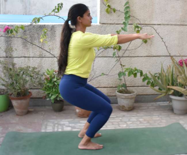 पीठ की मांसपेशियों को मजबूत बनाने और टोन करने के लिए करें यह योगासन, जानें अभ्यास का आसान तरीका